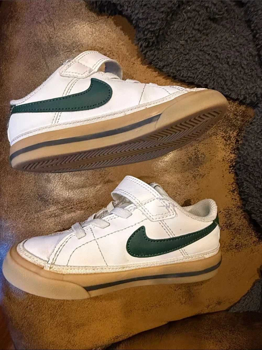 Toddler boys size 9c Nike White and Green Kids Velcro-Lace Sneakers